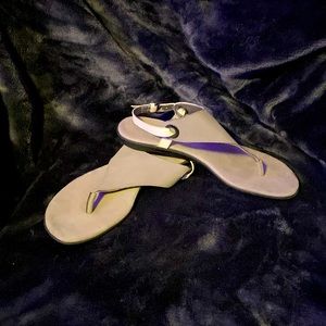 LIKE NEW!! Super comfy aerosoles grey/white flat tong sandals